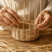 Tejido artesanal de una cesta de fibras naturales
