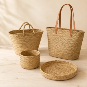 Composición de capazos, bolsos, cestas y bandejas de fibra de palma