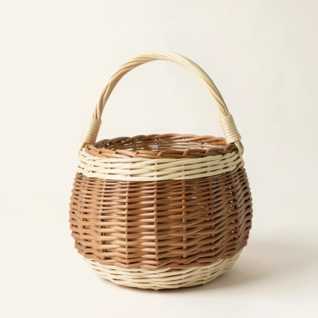 Cesta huevera de mimbre con diseño trenzado y asa superior