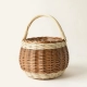Cesta huevera de mimbre con diseño trenzado y asa superior
