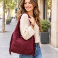 Bolso de hombro efecto ante con flecos en color camel y burdeos