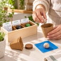 Mini huerto Mediterráneo con plantas verdes y caja de madera clara