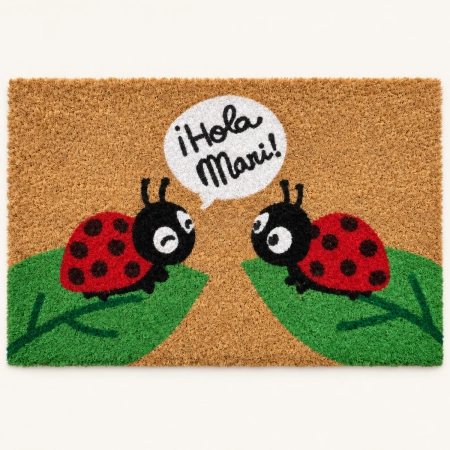 Felpudo Hola Mari de fibra de coco con diseño de mariquitas